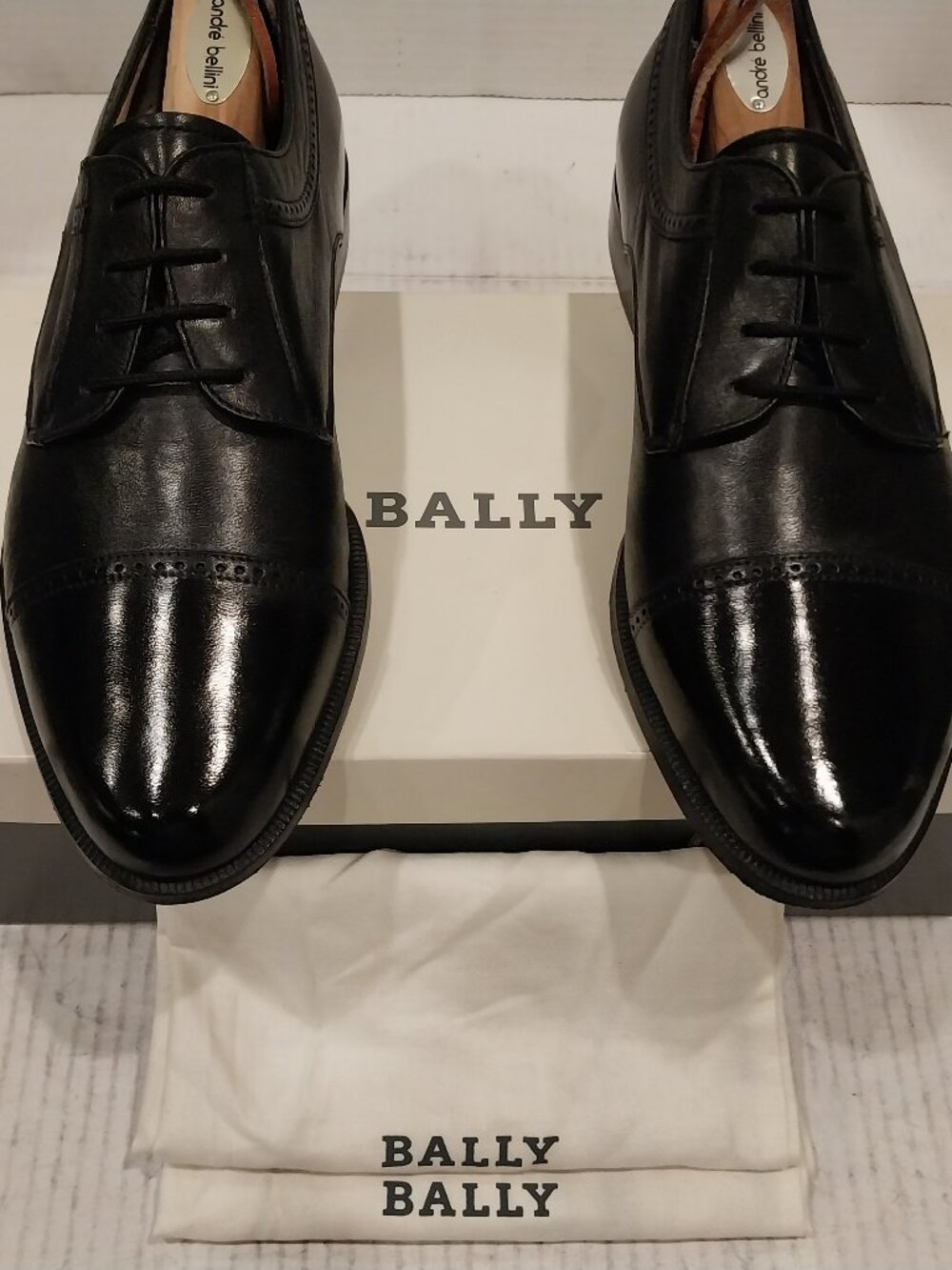 BALLY men's (SAVE $900) size 8 D black Oxford.